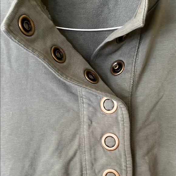 Green Button-Up Long Sleeve Top - Picture 4 of 9